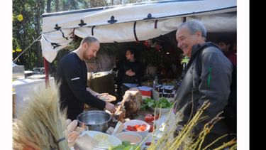 El público recorrió la feria y disfrutó de la comida y el jardín..