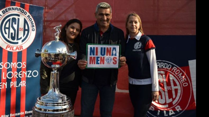 CONCIENCIA. El Beto Acosta se sumó a la campaña contra el femicidio, en este caso, acompañado por Daniela y Roxana de la Peña de San Lorenzo Bernardo Romeo..