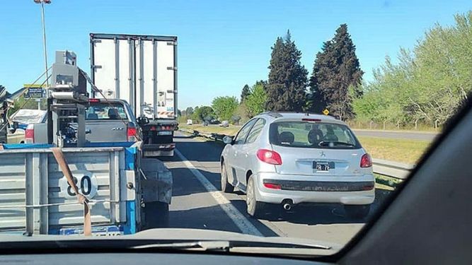 #Banquineros | Todos estos conductores ya fueron multados gracias a la denuncia de un conductor que cumplió las normas, y de su acompañante, que sacó las fotos. No nos cansamos de repetirlo: la banquina no es un carril más. #SeguridadVial. Pablo Martinez Carignano /  @pmcarignano..