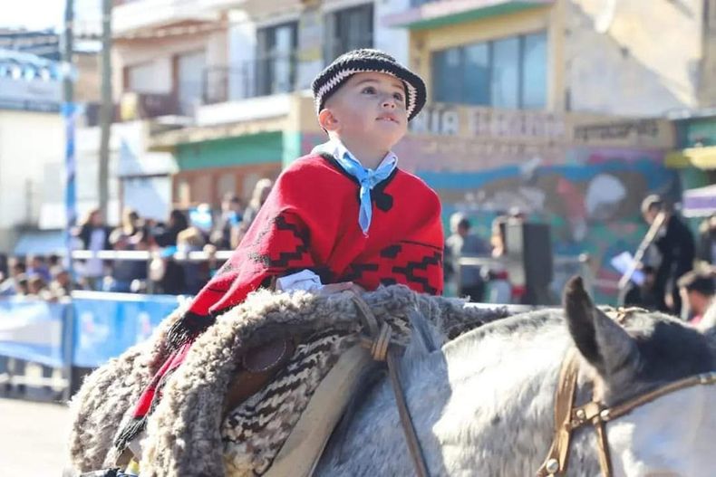 Hoy, en #DelViso, nos encontramos para celebrar el #25DeMayo junto a instituciones, clubes, centros tradicionalistas y familias de todo #Pilar. Seguimos unidos recordando nuestra historia y las causas que nos unen como pueblo. #RevoluciónDeMayo. Subsecretaría de Cultura Pilar.
