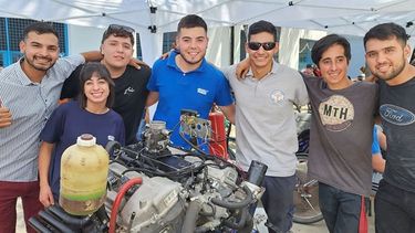 MECÁNICA. Alumnos pusieron en marcha un motor Toyota. Se presentó un auto eléctrico y mesas de ajedrez..