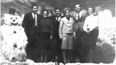 Curiosa imagen en el Club Unión de Derqui, donde se celebraban los carnavales de invierno. En un festejo de este tipo no podía faltar un muñeco de nieve..