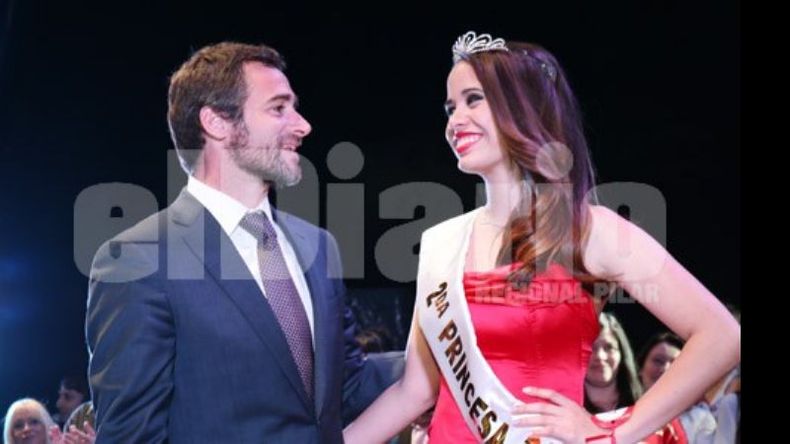 PREMIACIÓN. El jefe de Gabinete Federico Achával, luego de coronar a la 1ª princesa, Brenda Ortíz..