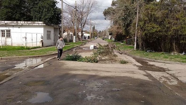 CLAUSURADO. Así está el cruce de Mendoza y Neuquén, a dos cuadras de la estación..