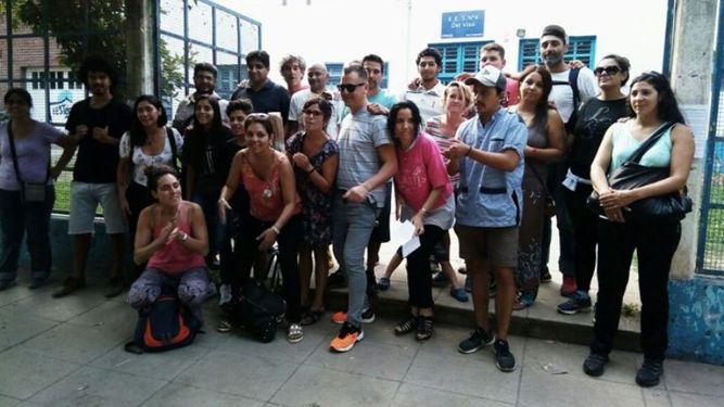 ABRAZO. Docentes alumnos y familiares reclaman que no se cierren los cursos..