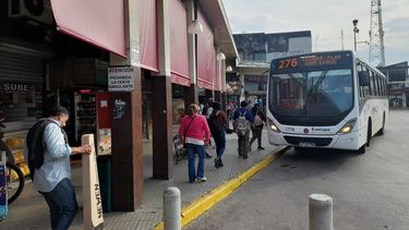La línea 276, una de las pcas que funcionan en Pilar durante el paro.
