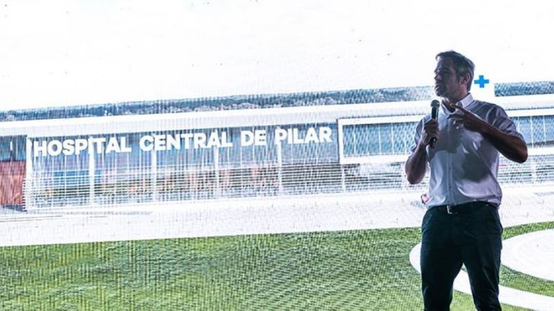 TELÓN DE FONDO. Achával habló delante de una pantalla con imágenes del futuro hospital..