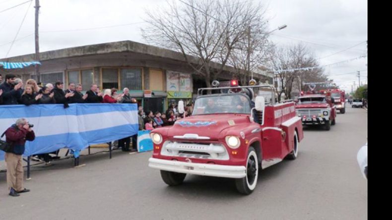 Los bomberos de Derqui exhibieron su vehículo más antiguo- un chevrolet de 1957..