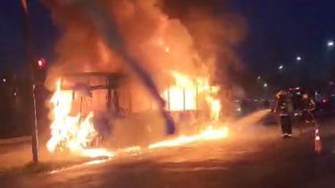 El colectivo incendiado en la ruta 8 a la altura del barrio Pinazo.&nbsp;