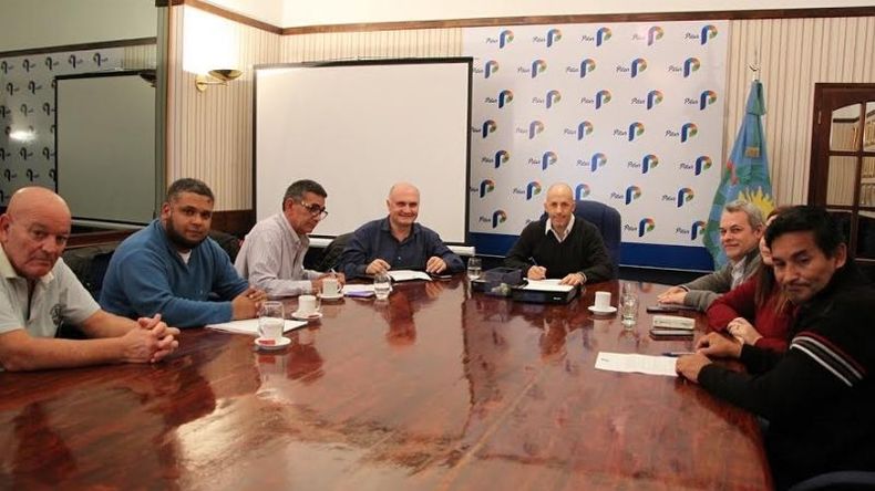 FIRMA. Ducoté, junto a los gremios..