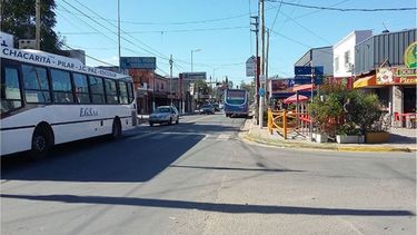 OSCURIDAD. La zona comercial afectada por el corte ayer en Del Viso..