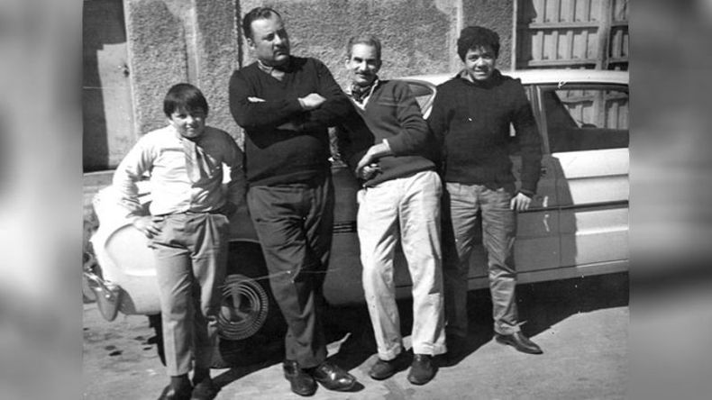 Parada de autos al instante en la vereda de la parroquia NuestraSeñora del Pilar. La foto es del año 1975 y los choferes posanpara la cámara mientras aguardan la llegada de pasajeros. .