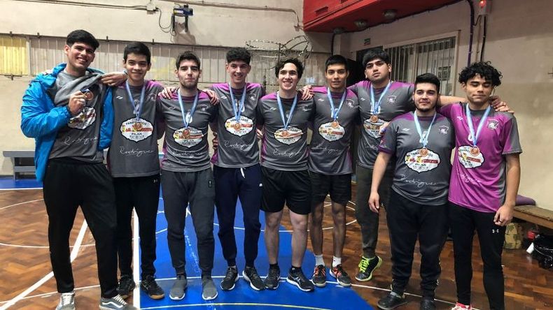 Los chicos de Sinergia con la medalla de la súper fecha..