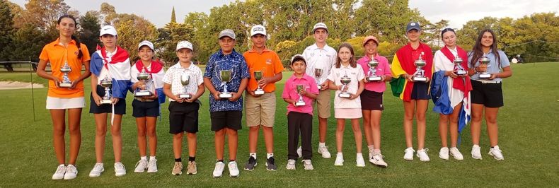 CAMPEONES. Los ganadores de cada categoría con sus trofeos.