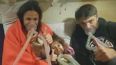 JUNTOS. Callejón y su familia, en una cámara hiperbárica..