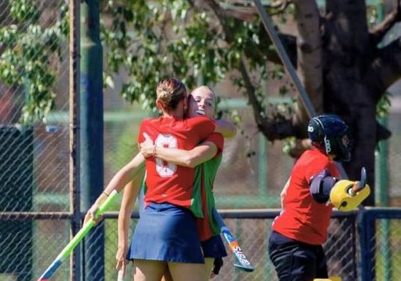 ABRAZO DE GOL. St. Catherine’s festejó un triunfo muy importante para acercarse a los punteros.