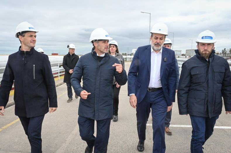 CASCOS. Los intendentes de La Liga recorrieron el puerto de Bahía Blanca.