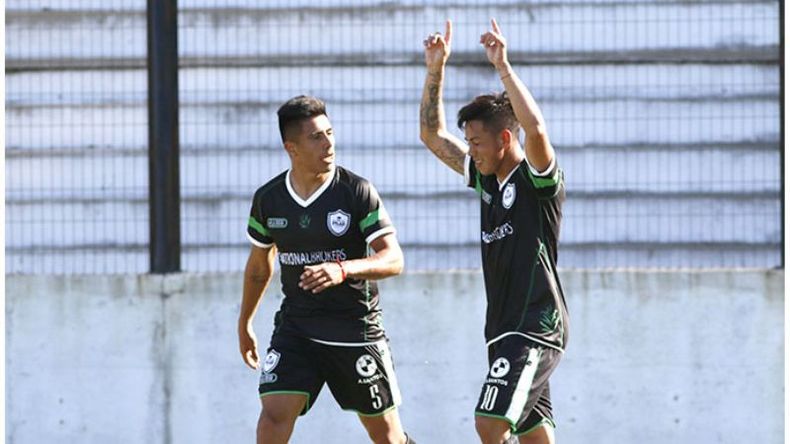 (ALEJANDRO CANO). AL CIELO. Grandis agradece con sus brazos en alto por el gol; Glaby se suma al festejo..