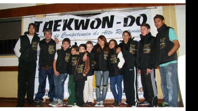 Integrantes del equipo de Taekwondo comandado por Javier Peralta Olmedo..