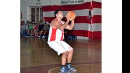 Figura. El pivote Nicolás Oscariz tuvo un juego sólido a lo largo del partido..