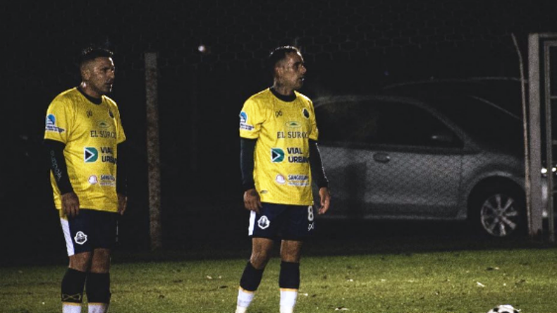 TIRO LIBRE. Silva junto a Fernández, integrantes del líder de la División A..