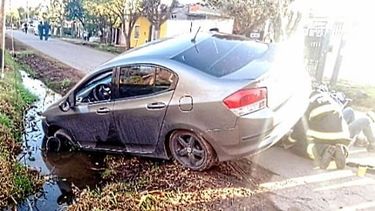 El automóvil terminó impactando contra la zanja y el motociclista herido tuvo que ser hospitalizado.&nbsp;