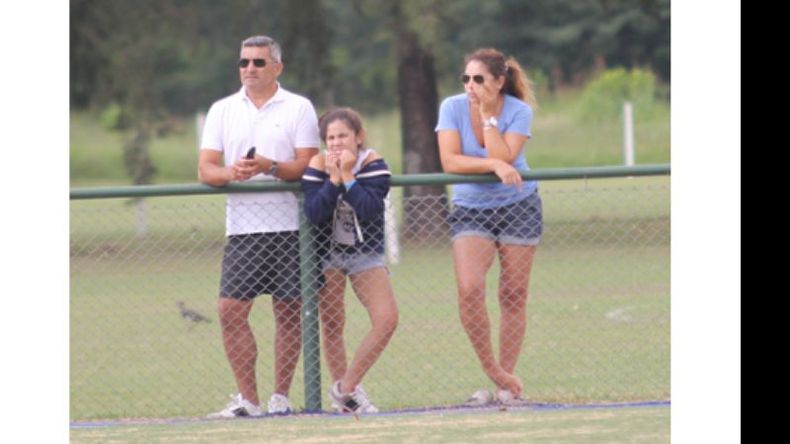El Beto del hockey. La familia Acosta tiene el deporte en la sangre y ahora fue el turno de la heredera femenina de Alberto de festejar en la Copa Pilar de Hockey con Deportiva Francesa. El Beto estuvo en el predio de Hebraica siguiendo el certamen..