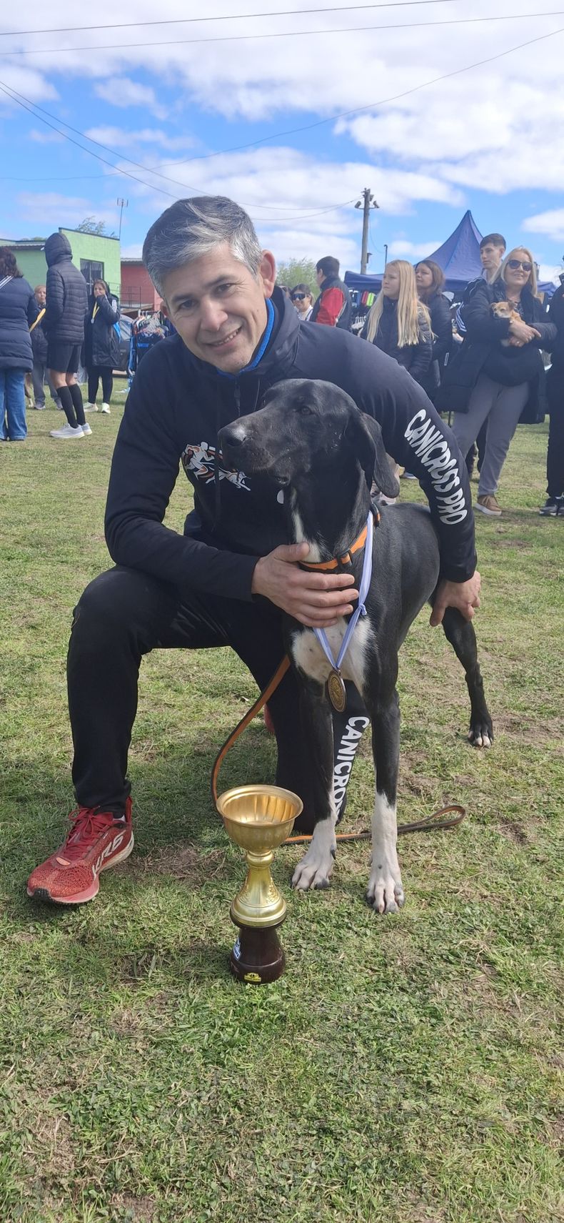 COPA. Gabriel Díaz y su perro Bowser.