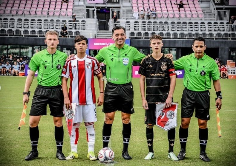 “Giorgi” Sosa posa con los árbitros y el capitán de Ajax.