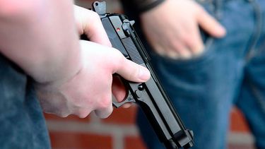 El Gobierno redujo a 18 años la edad para adquirir, portar y usar armas de uso civil en la Argentina. La medida se publicó este martes en el Boletín Oficial.