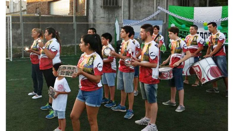 MÚSICA. La batucada “Santa Ana” animó la fiesta..