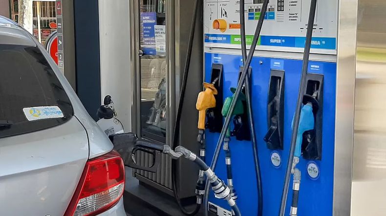 Varias empresas del sector ya informaron este nuevo incremento a implementar desde el día de hoy. A cuánto se irá el litro de nafta.