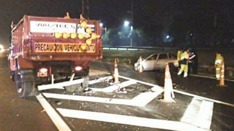 MADRUGADA FATAL. Se puede observar el camión y, a la derecha, el auto donde iban las víctimas. Foto: @juancaimpacto. .