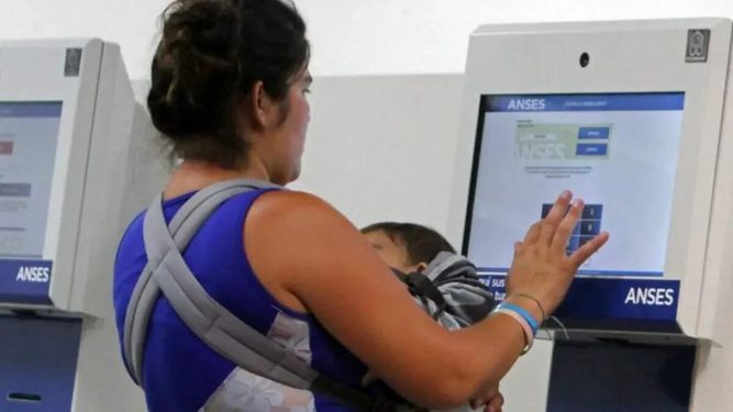 La ANSES fijó un incremento de 3,38%. Los trabajadores con hijos cobrarán ese beneficio por el quinto mes del año.