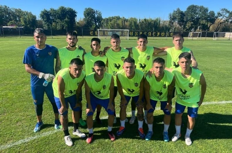 AMISTOSO. El primer equipo de Metalúrgico que jugó en Agronomía.