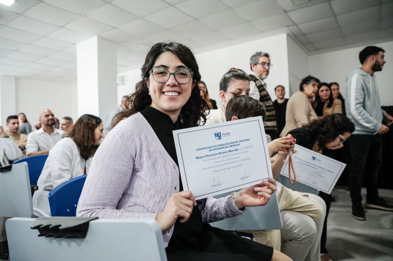 EN CARRERA. Una médica muestra su diploma, este jueves, en el Hospital Central de Pilar.&nbsp;