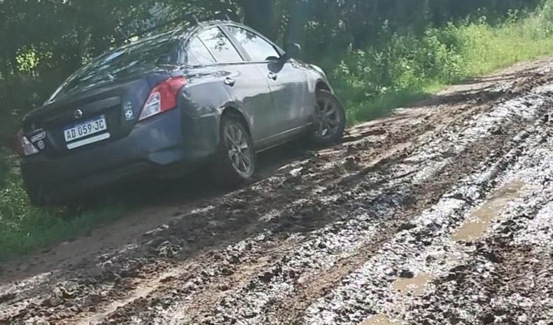 Tenemos serios problemas! Los caminos están intransitables. El pueblo cuenta con casi 100 familias y la situación se está poniendo sumamente peligrosa. La semana pasada se quedó una camioneta de la Policía, por ende, imaginen si se llegase a necesitar la asistencia de los bomberos o una ambulancia. Se tornó imposible salir hasta 4 o 5 días después de la lluvia. Esto en Santa Coloma, Manzanares. Caro.