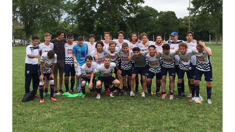 CAMPEONES. Los chicos de la Sub 20 de Hacoaj posan antes del partido..