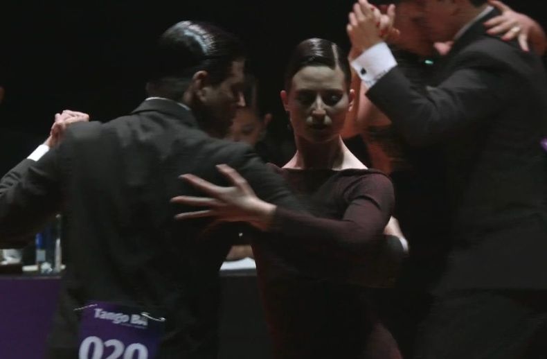 A&ntilde;es Arredondo y Matteo Antonietti bailan en la final del Mundial de Tango 2025, en el Teatro Gran Rex.
