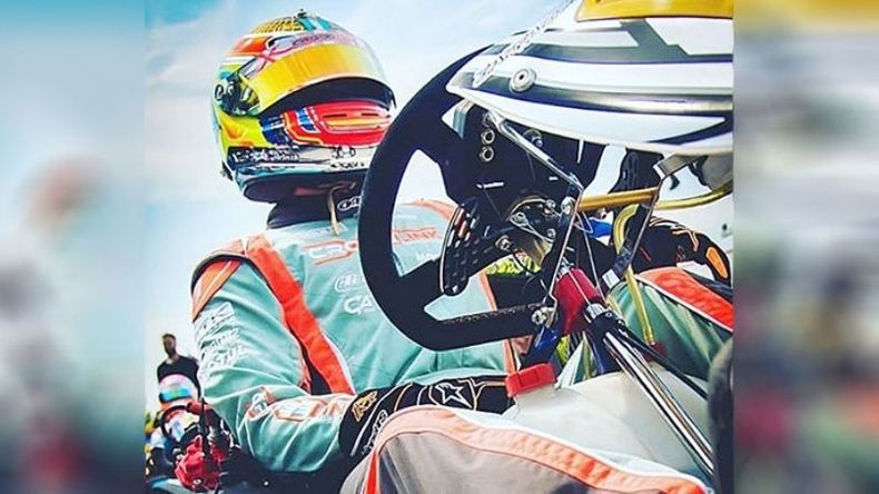 INSEPARABLES. Carreira con su auto de la categoría DD2 de Rotax..