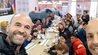 SELFIE 1. Ducoté y Dietrich junto a los militantes preparándose para el domingo..