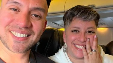 pilarense le pidio casamiento a su novia en pleno vuelo