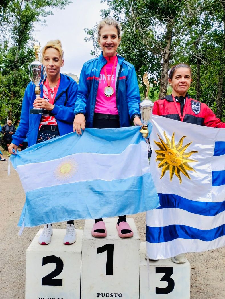 GANADORA. Allende con su medalla en el podio de 12 Horas femenino.