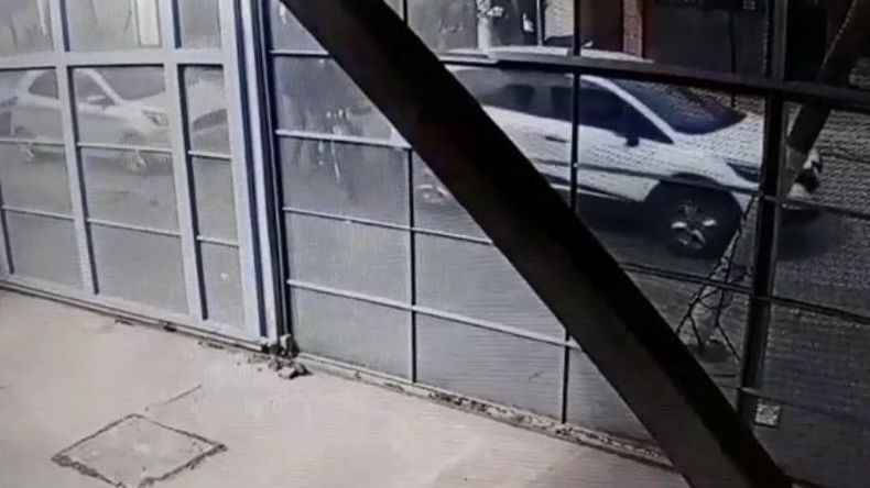 El robo quedó registrado en la cámara de un comercio..