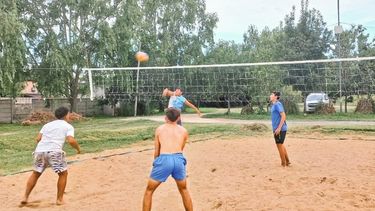 La Escuela Municial ya disfruta del Beach Vóley en el Poli. La Escuela Municial ya disfruta del Beach Vóley en el Poli.