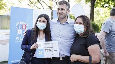 SUEÑO. Achával junto a dos vecinas de Pilar que recibieron su crédito..