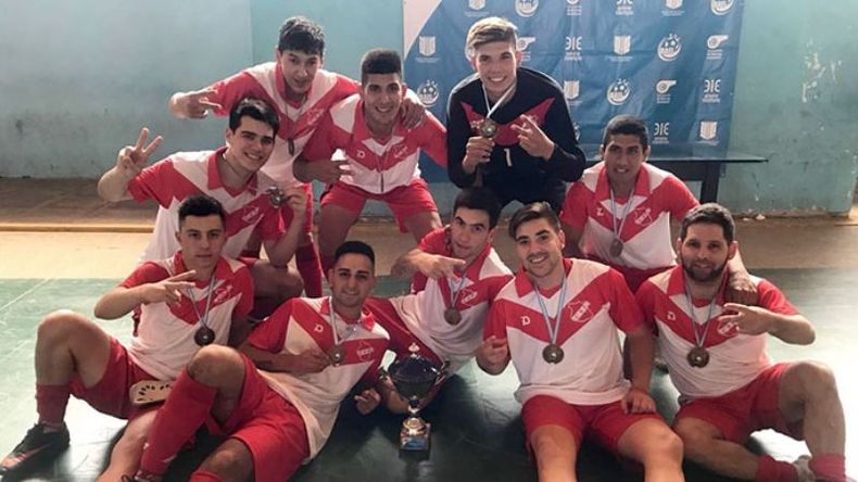 FESTEJO. La Tercera del Rojo se coronó por penales ante Racing..
