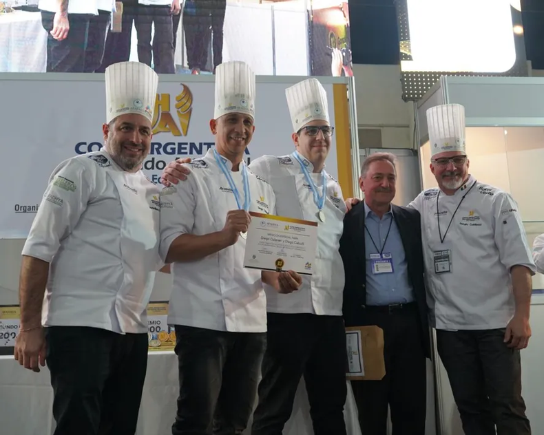 Diego Colaneri exponiendo el premio. (AFADHYA)..webp
