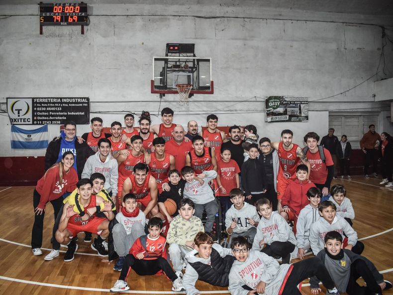 El plantel de Sportivo posa tras ganar el primer punto de la serie ante Pinocho.