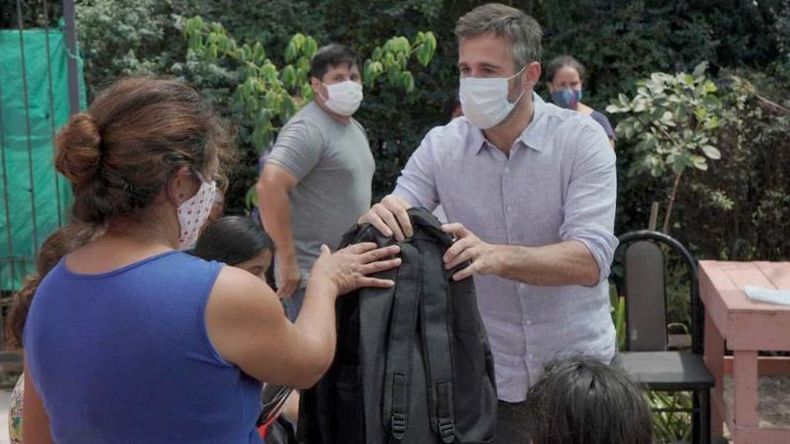 MOCHILA. Achával entregó útiles escolares a familias de Manzone..